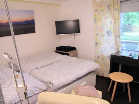 Das gem�tliche Bett f�r 2 G�ste - Fernsehsessel mit Fusshocker - Schreibtisch