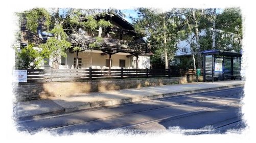 Blick auf das gro�z�gige Grundst�ck mit direkter Strassenbahnhaltestelle