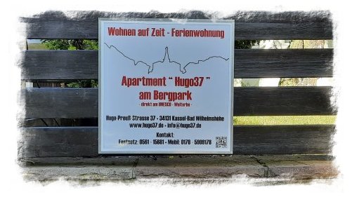 Leuchtschild am Gartenzaun